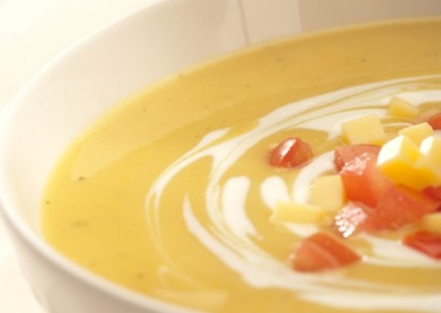 Fotografia przedstawiająca Zupa z soczewicy z aromatycznymi przyprawami i jogurtem naturalnym