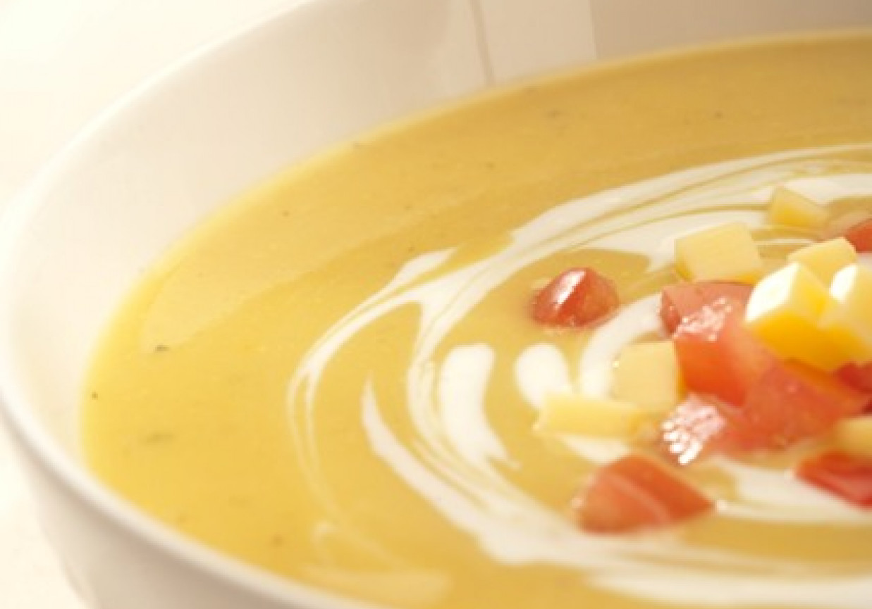 Zupa z soczewicy z aromatycznymi przyprawami i jogurtem naturalnym foto