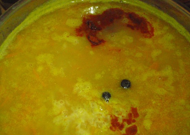 Fotografia przedstawiająca Zupa z soczewicy z cebulą i czosnkiem
