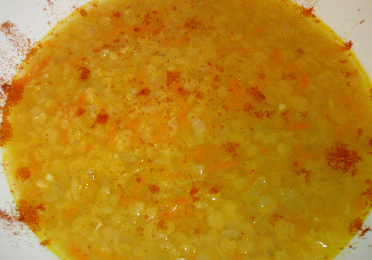 Zupa z soczewicy z cebulą i czosnkiem foto
