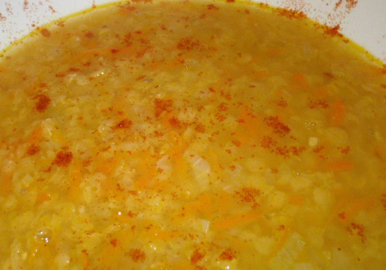Zupa z soczewicy z cebulą i czosnkiem foto