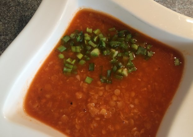 Fotografia przedstawiająca Zupa z soczewicy z pomidorami