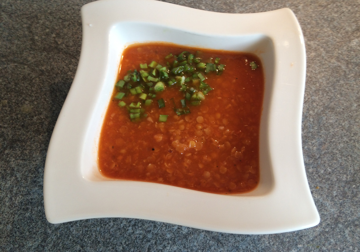 Zupa z soczewicy z pomidorami foto