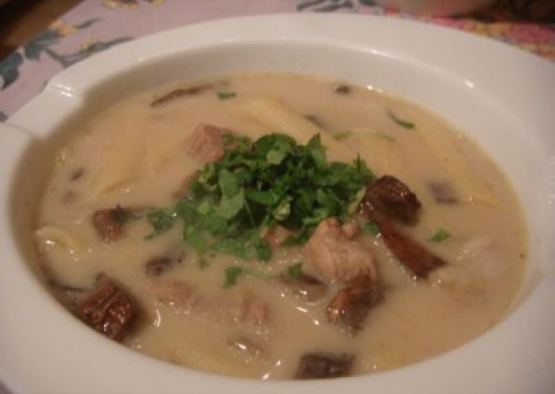 Fotografia przedstawiająca Zupa z suszonych grzybów z makaronem i mięsną wkładką