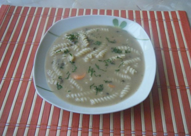 Fotografia przedstawiająca Zupa z suszonych grzybów z makaronem