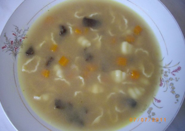 Fotografia przedstawiająca Zupa z suszonych grzybow z makaronem