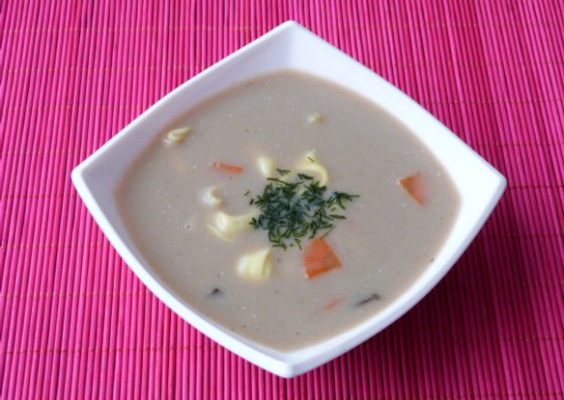 Fotografia przedstawiająca Zupa z suszonych grzybów z tortellini