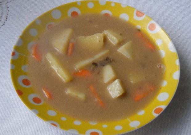 Fotografia przedstawiająca Zupa z suszonych grzybów z warzywami