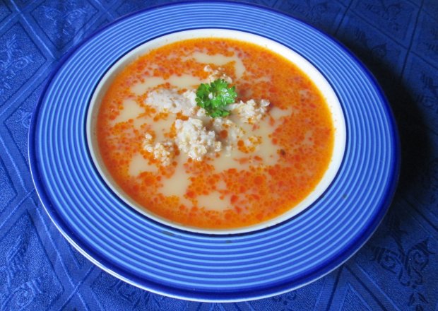 Fotografia przedstawiająca Zupa z suszonych pomidorów z kaszą