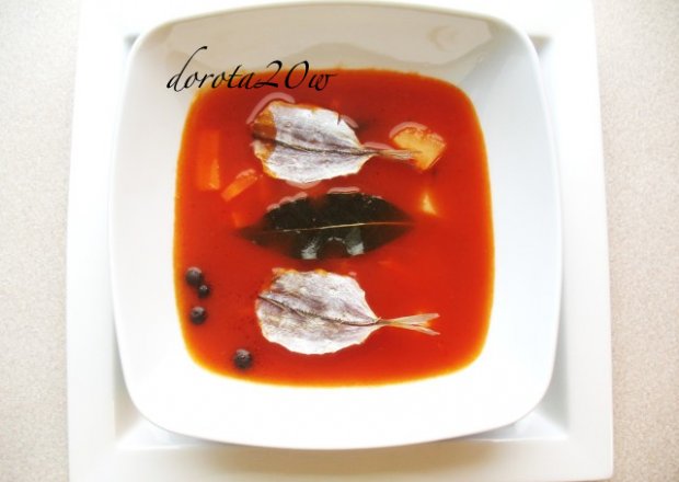 Fotografia przedstawiająca Zupa z suszonych ryb z pomidorami