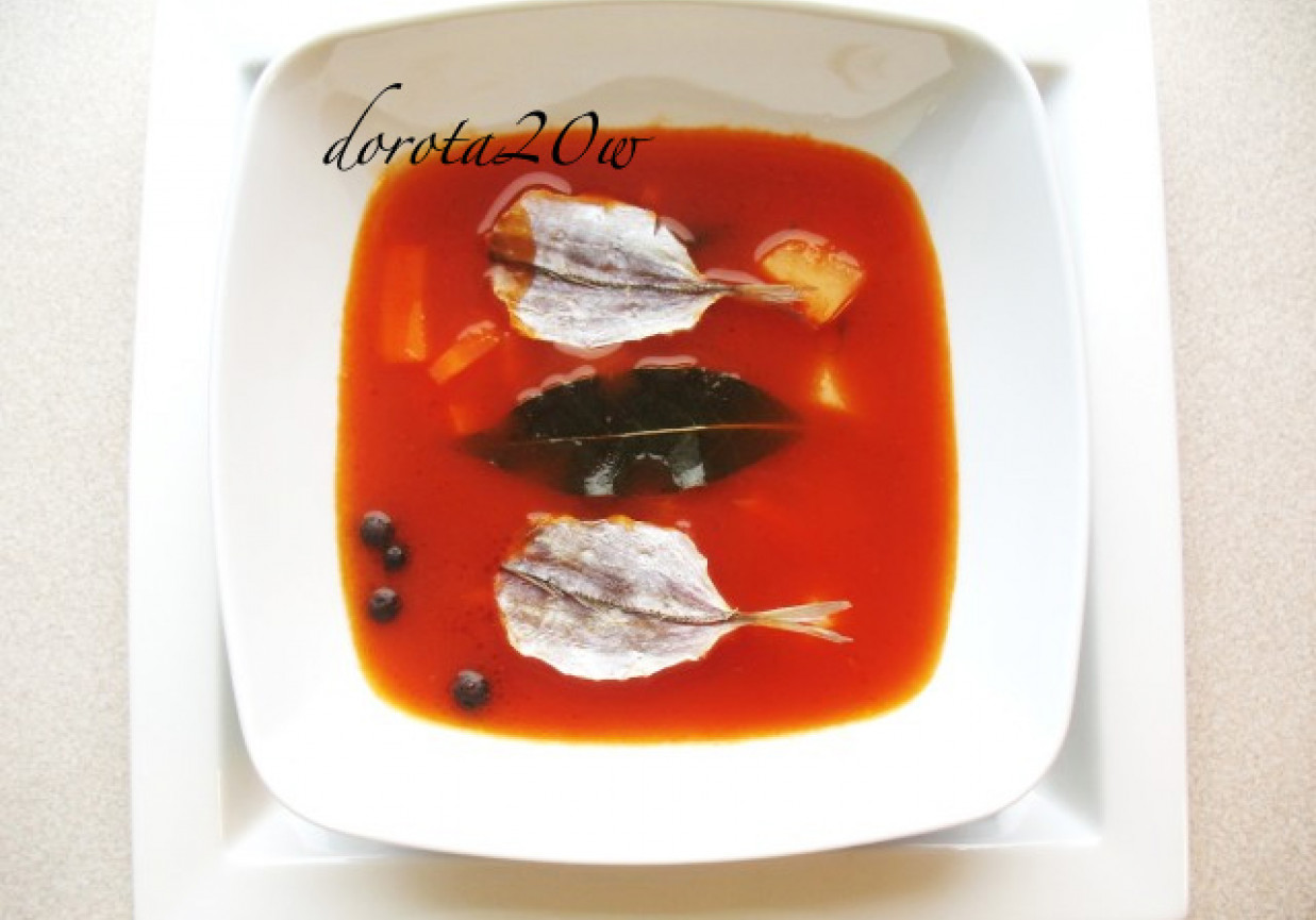 Zupa z suszonych ryb z pomidorami foto