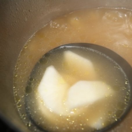 Krok 4 - Zupa z Topinamburu z ziemniakami na bulionie foto