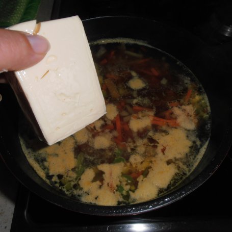 Krok 3 - Zupa z topionego serka z czosnkowymi grzankami foto