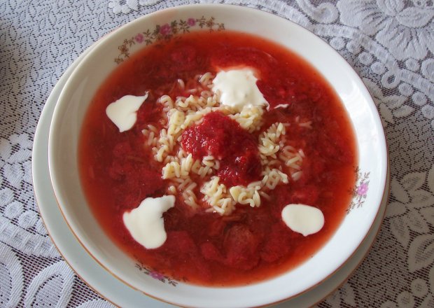 Fotografia przedstawiająca Zupa z truskawek i rabarbaru