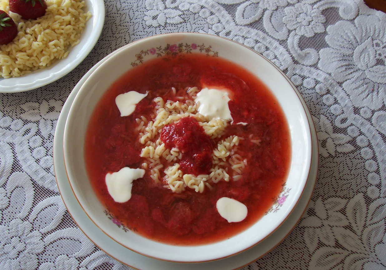 Zupa z truskawek i rabarbaru foto