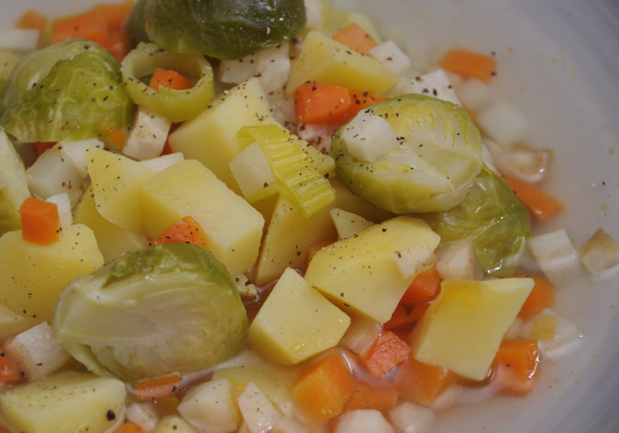 Zupa z warzyw korzeniowych  foto