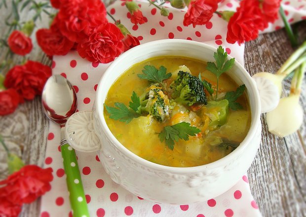 Fotografia przedstawiająca Zupa z warzywami i kaszą jaglaną