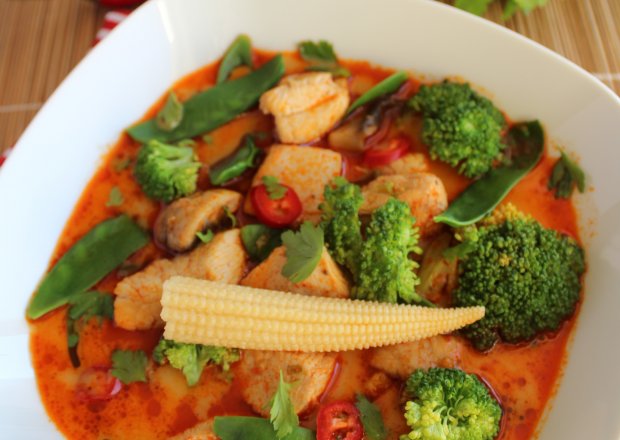 Fotografia przedstawiająca Zupa z warzywami i kurczakiem po tajsku