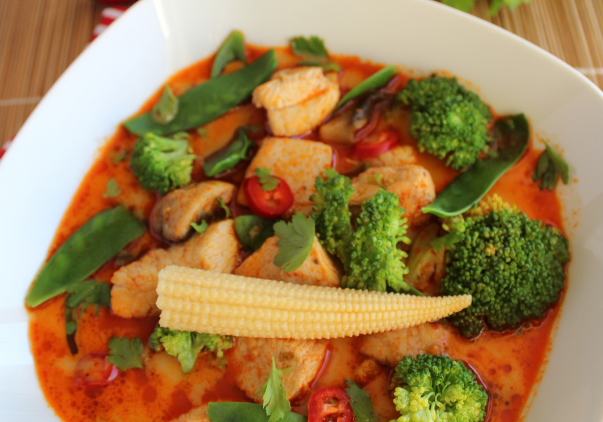 Zupa z warzywami i kurczakiem po tajsku foto
