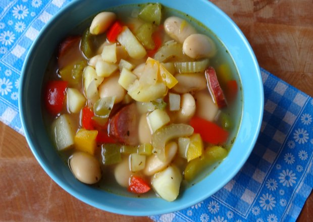 Fotografia przedstawiająca Zupa z warzywami,fasolą i kiełbasą wędzoną