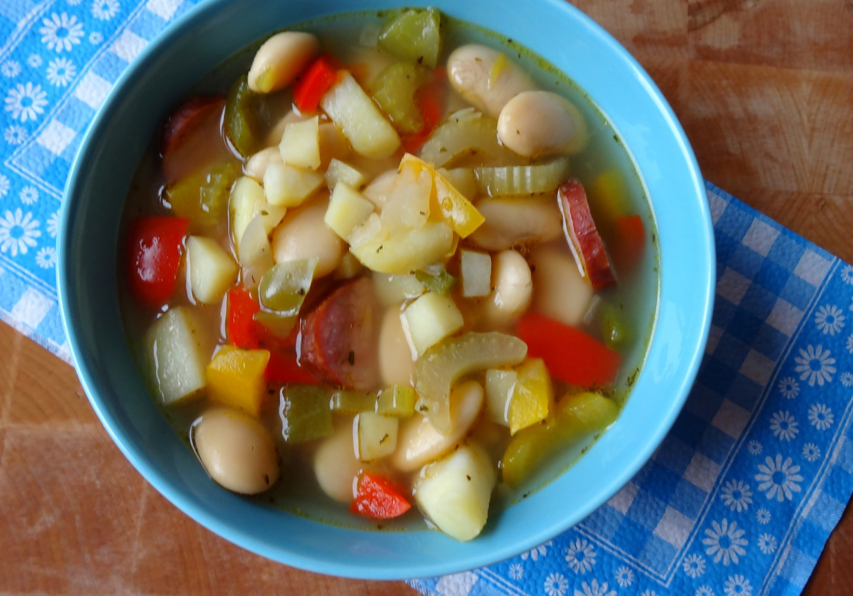 Zupa z warzywami,fasolą i kiełbasą wędzoną foto