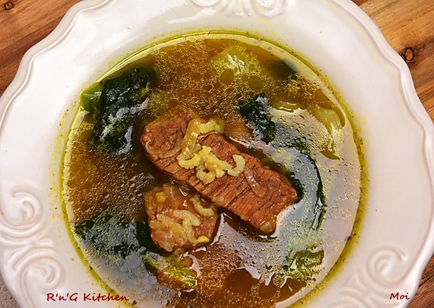 Fotografia przedstawiająca Zupa z wołowiną, pak choi i ryżem