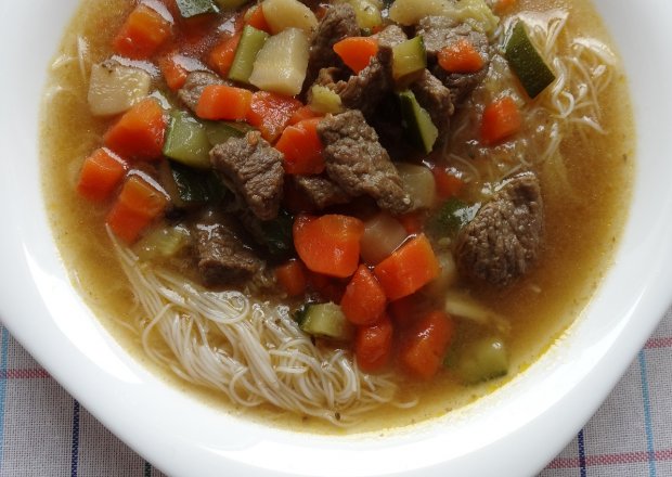 Fotografia przedstawiająca Zupa z wołowiną, warzywami i makaronem ryżowym