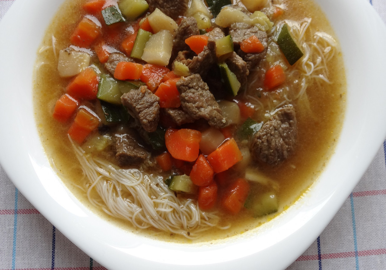 Zupa z wołowiną, warzywami i makaronem ryżowym  foto