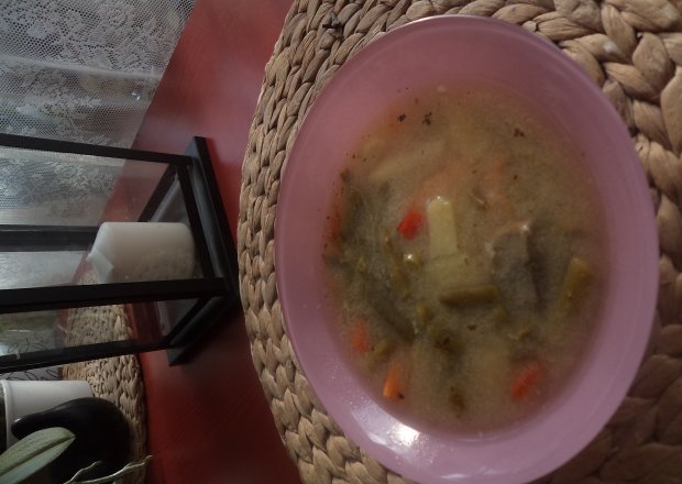 Fotografia przedstawiająca Zupa z zieloną fasolką , pieczarkami i papryką - z dodatkiem jogurtu naturalnego :)
