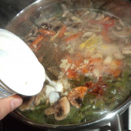 Krok 6 - Zupa z zieloną fasolką , pieczarkami i papryką - z dodatkiem jogurtu naturalnego :) foto