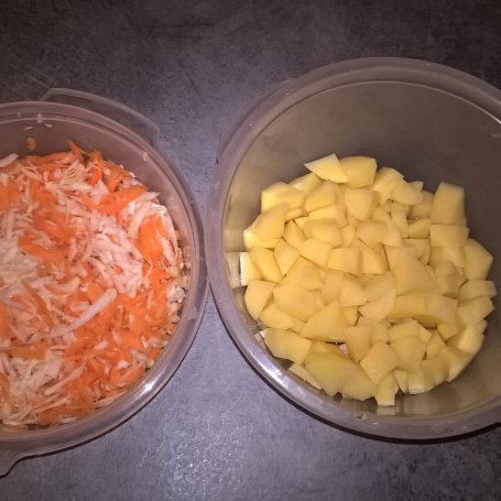 Krok 2 - Zupa z zielonego groszku z łazankami foto