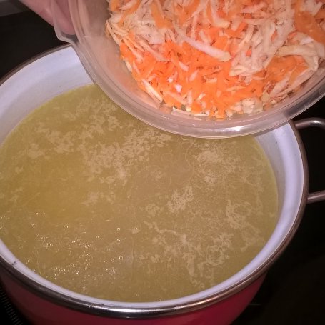 Krok 3 - Zupa z zielonego groszku z łazankami foto