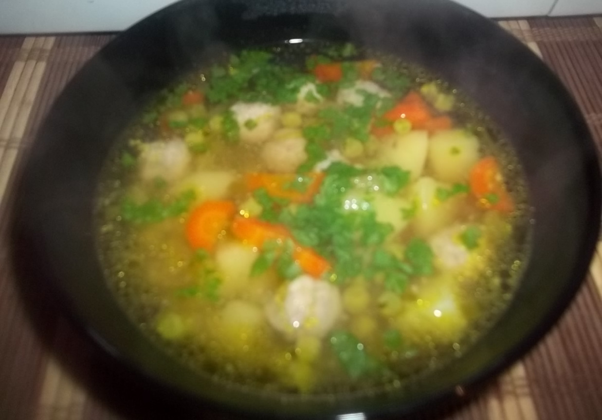 Zupa z zielonego groszku z mięsnymi kuleczkami foto