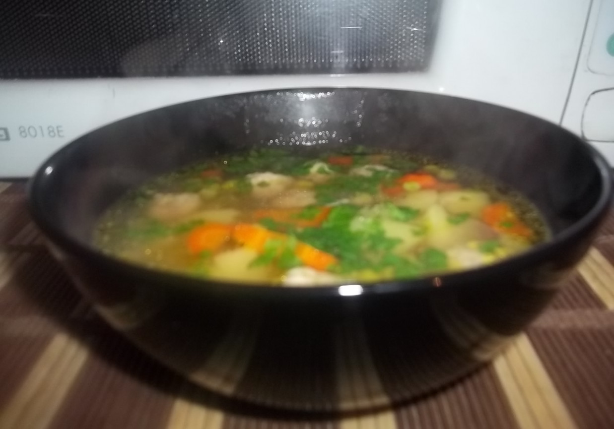 Zupa z zielonego groszku z mięsnymi kuleczkami foto