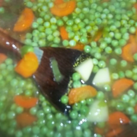 Krok 7 - Zupa z zielonego groszku z mięsnymi kuleczkami foto