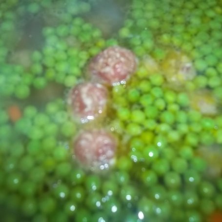 Krok 9 - Zupa z zielonego groszku z mięsnymi kuleczkami foto