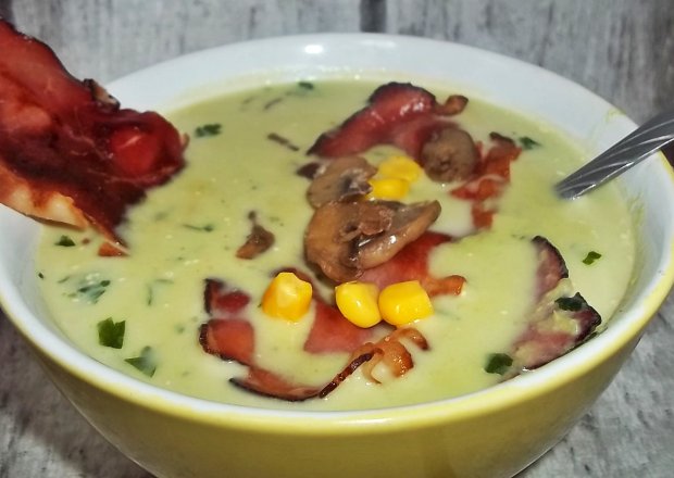 Fotografia przedstawiająca Zupa z zielonego groszku z pieczarkami i kukurydzą