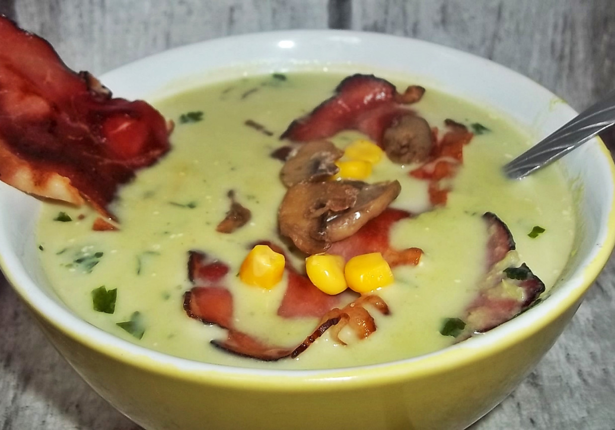 Zupa z zielonego groszku z pieczarkami i kukurydzą foto