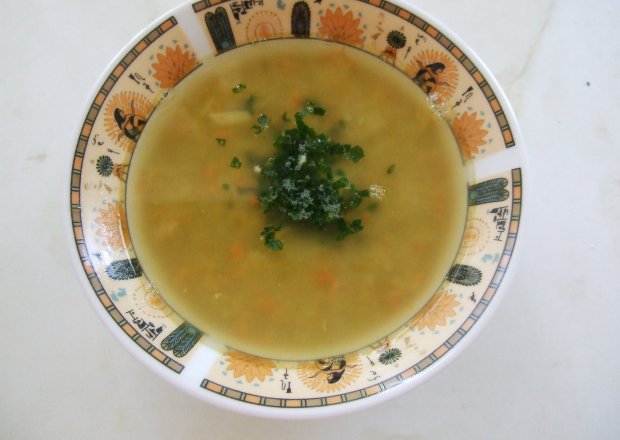 Fotografia przedstawiająca Zupa z zielonego groszku z ziemniakami