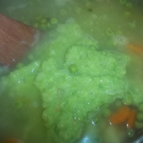 Krok 10 - Zupa z zielonego groszku foto