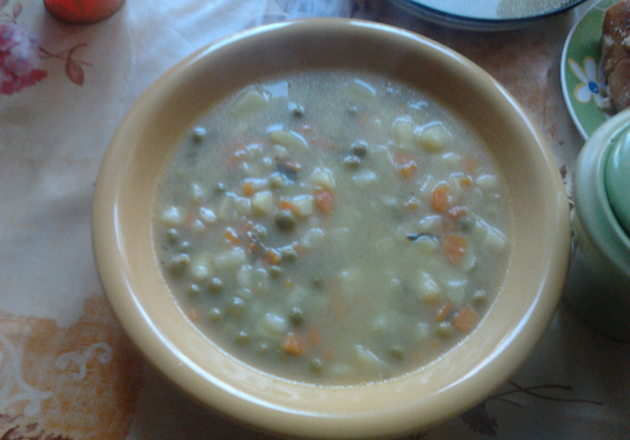 zupa z zielonego groszku foto