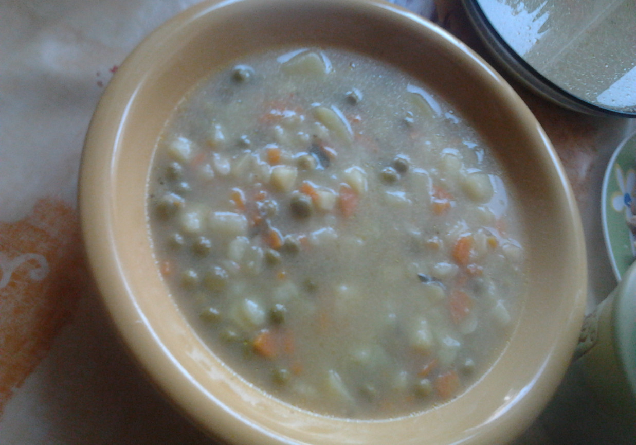zupa z zielonego groszku foto