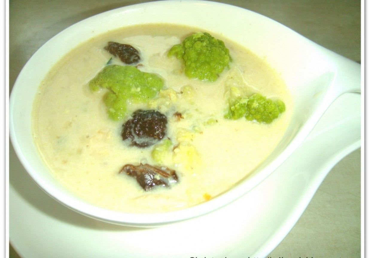 Zupa  z zielonego kalafiora z suszonymi śliwkami. foto