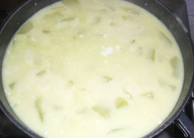 Fotografia przedstawiająca zupa z zielonego ogórka