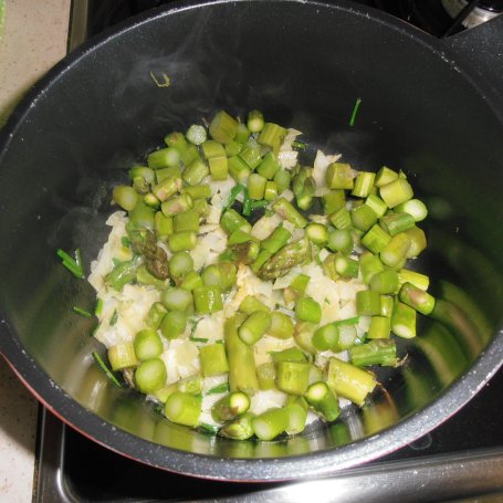 Krok 3 - Zupa z zielonych szparagów i dymki foto