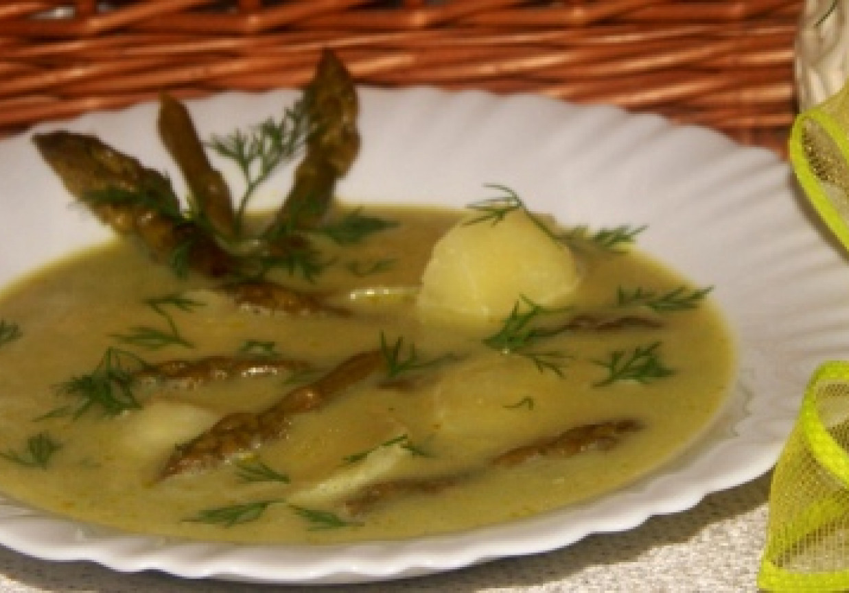 Zupa z zielonych szparagów z ziemniakami foto