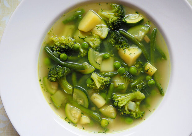 Fotografia przedstawiająca Zupa z zielonych warzyw z brokułem, fasolką i groszkiem