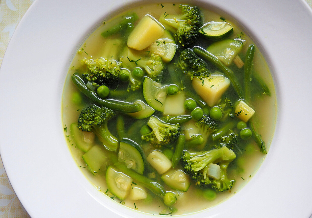 Zupa z zielonych warzyw z brokułem, fasolką i groszkiem foto