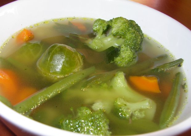 Fotografia przedstawiająca Zupa z zielonych warzyw z lubczykiem