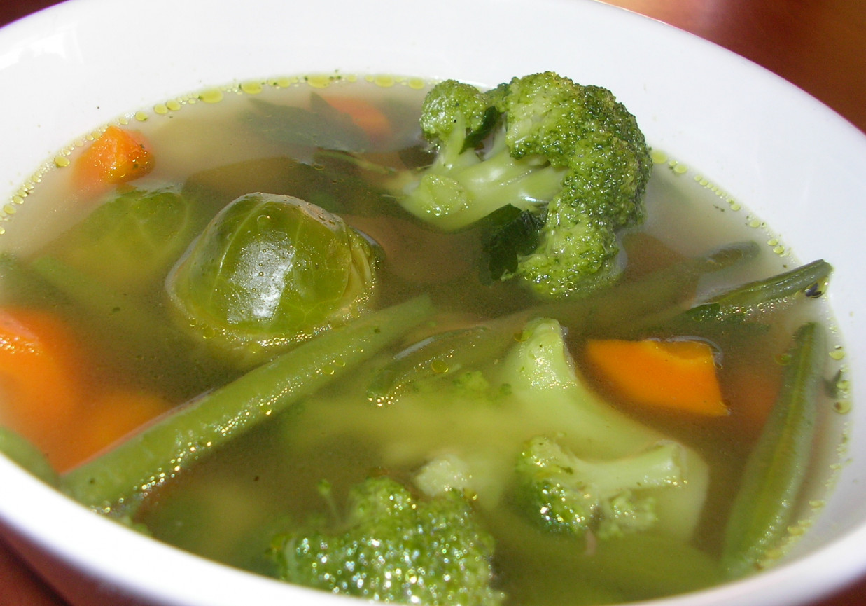 Zupa z zielonych warzyw z lubczykiem foto